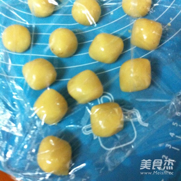 Cantonese Creamy Coconut Mooncake recipe