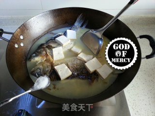 National Confinement Meal at The Chinese Table = Crucian Tofu Soup for The Second Child recipe