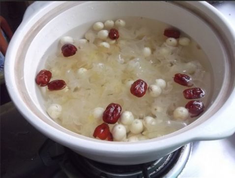 Lotus Seeds and Lilies in Clay Pot recipe