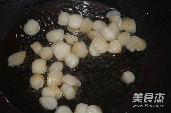 Stir-fried Scallops and Ham Sausage with Leek recipe