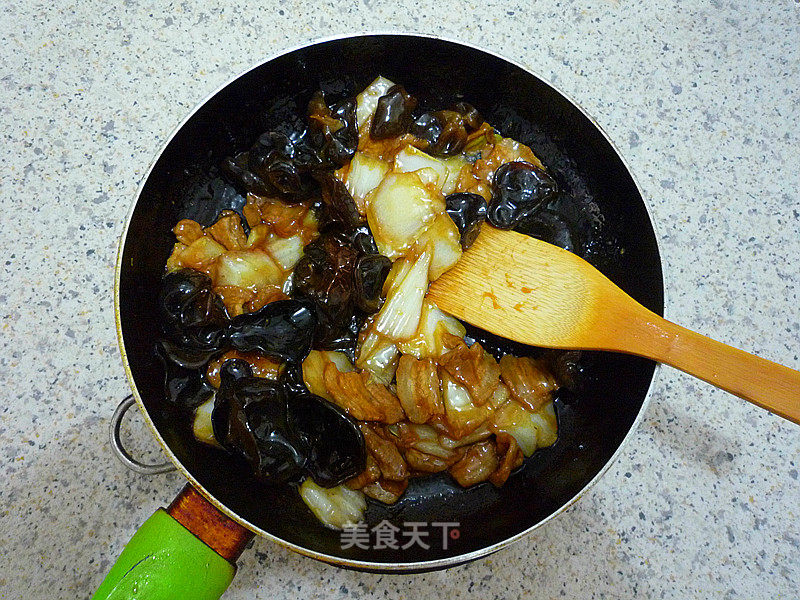 Stir-fried Pork with Cabbage and Fungus recipe