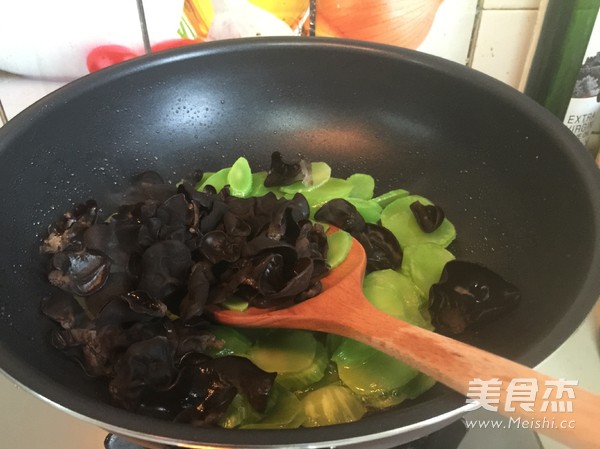 Scrambled Eggs with Black Fungus and Lettuce recipe