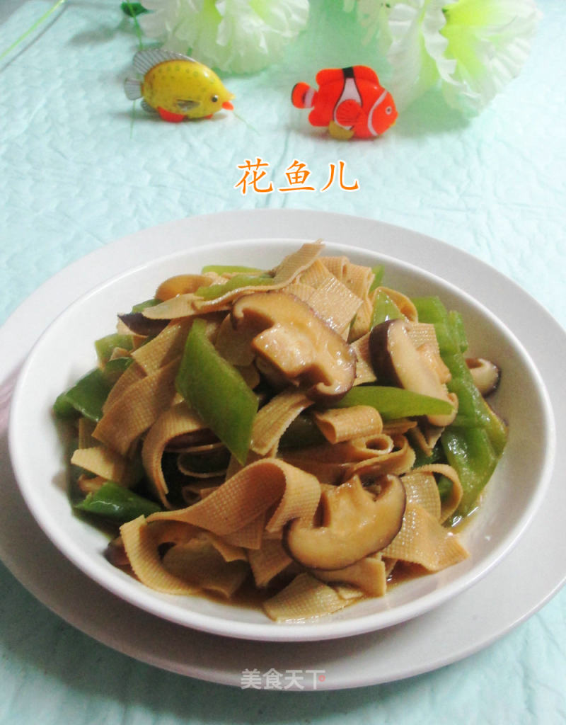 Stir-fried Thousands of Mushrooms and Green Peppers