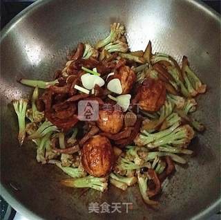 Stir-fried Cauliflower with Tiger Skin Egg and Pork Slices recipe