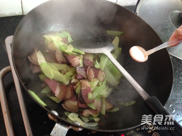 Stir-fried Bacon with Lettuce recipe