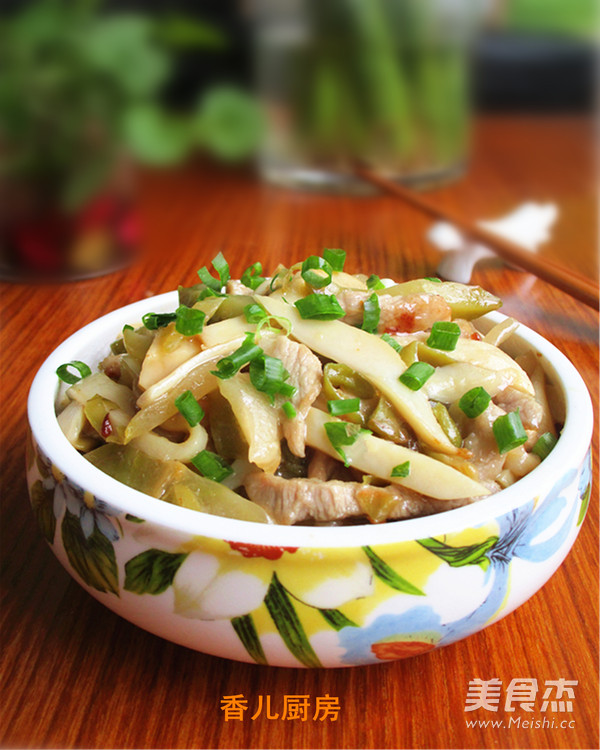 Stir-fried Shredded Pork with Bailing Mushroom and Mustard recipe