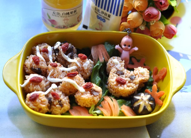 Bear Chubby Salad Bento with Mushroom Sauce recipe