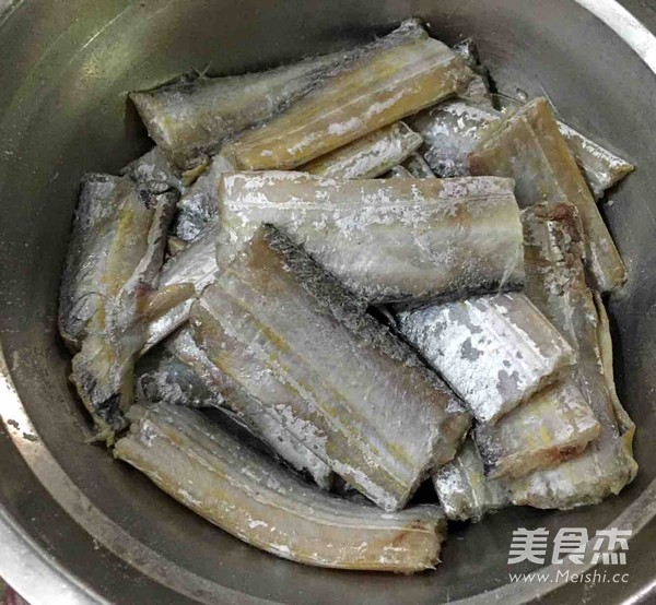 Saury Stew with Chrysanthemum recipe