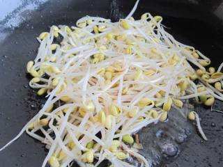 Stir-fried Soy Sprouts with Leek in Oyster Sauce recipe