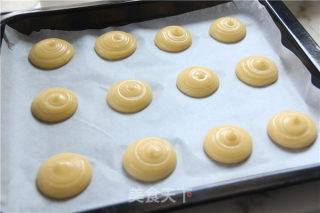 A Red Yeast Pastry is The Most Pleasant in Autumn-red Yeast Pastry Puffs recipe