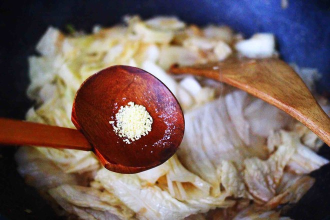 Stir-fried Cabbage with Shrimp and Fungus recipe