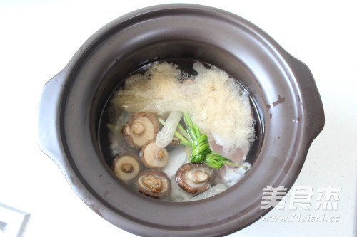 Duck Leg Soup with Bamboo Fungus, Flower and Mushroom recipe