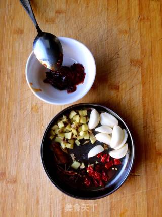 Stewed Pork Knuckles with Red Kidney Beans recipe