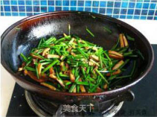 Stir-fried Dried Tofu with Leek and Moss recipe