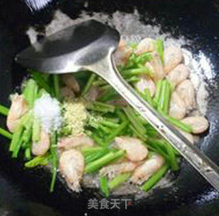 Stir-fried Shrimp with Parsley recipe