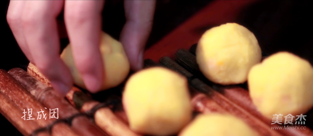 Five Colored Eggs (mashed Potatoes Meatballs) recipe