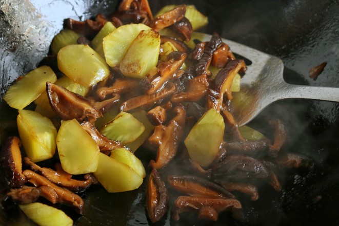 Stir-fried Mushrooms with Green Bamboo Shoots recipe