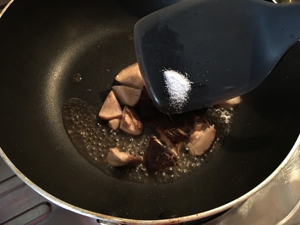 Stir-fried Gluten with Shiitake Mushrooms recipe