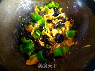 Stir-fried Chicken with Green Pepper and Fungus recipe