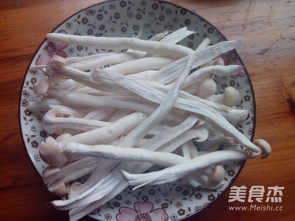 Stir-fried Seafood Mushroom with Garlic Moss recipe