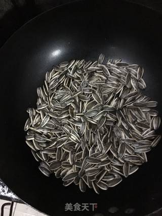 Stir-fried Sunflower Seeds with Indigenous Method recipe