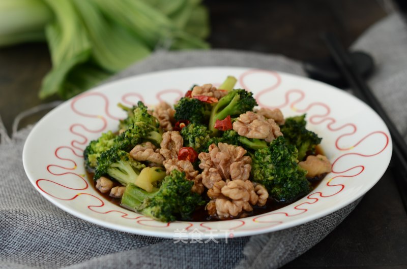 Broccoli Mixed with Walnuts recipe