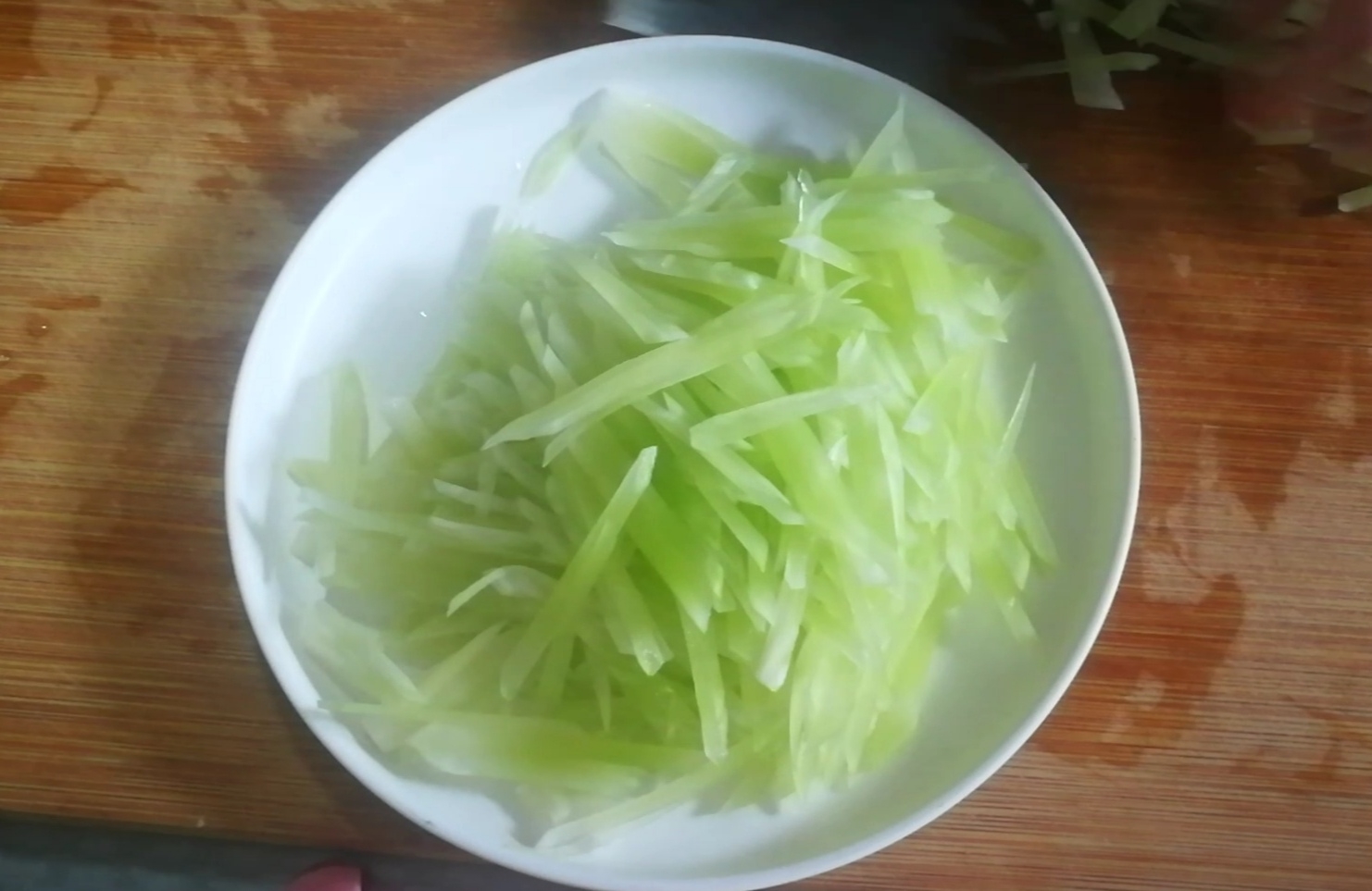 Shredded Lettuce with Shrimp Paste recipe