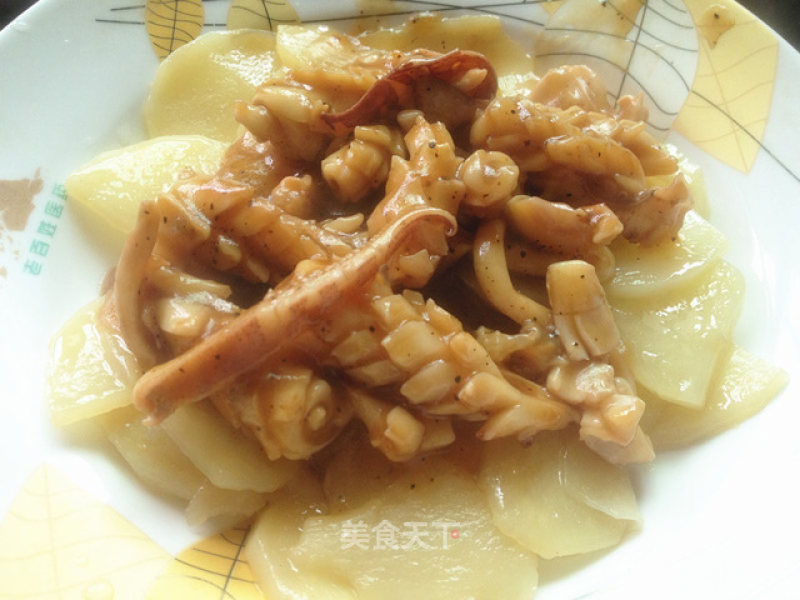 Fried Potatoes with Squid in Black Pepper Sauce recipe