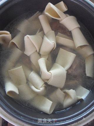 [winter Health Food of Common People's Home] Soup with Bean Skin Tube and Bone recipe