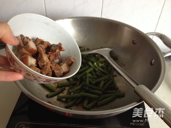 Stir-fried Meat with Cowpea recipe