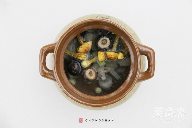 Agaricus and Flower Mushroom Stewed Chicken recipe