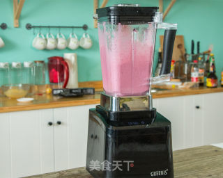 Pretty Girl with Berries-berry Smoothie recipe