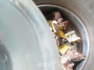 Sheep's Tail Bamboo Shoots Night Blossom Tube Bone Soup recipe