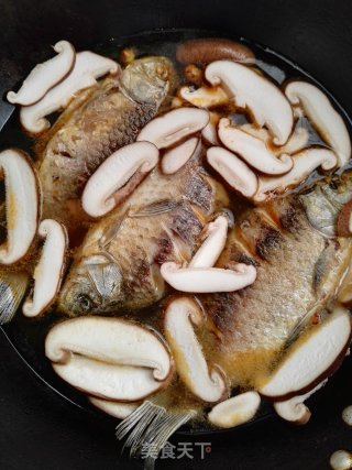 Stewed Crucian Carp with Shiitake Mushrooms recipe