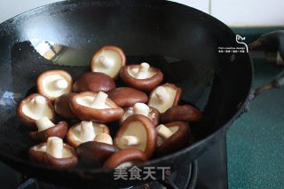 Braised Gluten with Golden Flower and Shiitake Mushrooms recipe