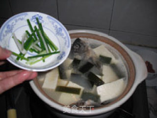 Family Nutrition and Health Soup-seaweed Tofu Crucian Carp Soup recipe