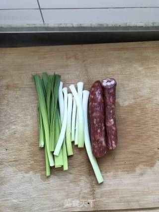 Stir-fried Sausage with Green Garlic recipe