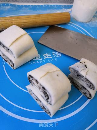 Black Sesame Flower Roll recipe