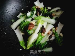 Stir-fried Morels with Yellow Cabbage recipe