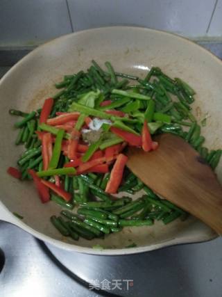 Stir-fried Cowpeas with Double Peppers recipe