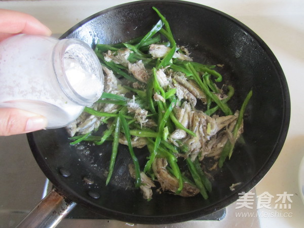 Stir-fried Baby Fish with Green Pepper recipe