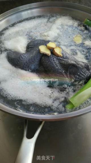 Stewed Black-bone Chicken with Angelica, Peanuts and Red Dates recipe