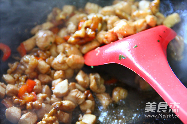 Stir-fried Chicken with Walnut Sauce recipe