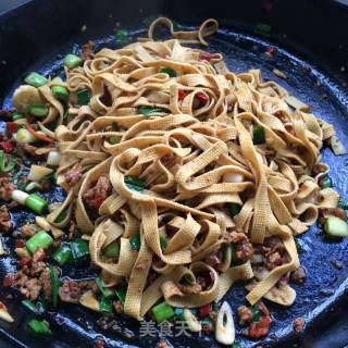 Stir-fried Tofu Skin with Garlic Sprouts recipe