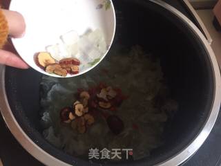 White Fungus, Lotus Seed and Red Date Soup recipe
