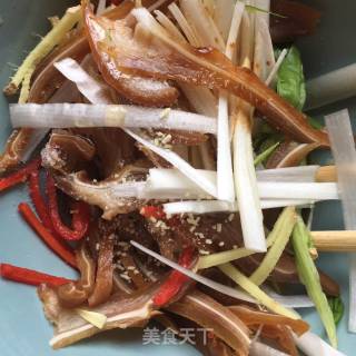 Pork Ears Mixed with Green Onion and Ginger recipe