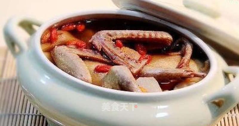 "palace Restaurant"-stewed Pigeon with Huaiqi and Huangjing recipe