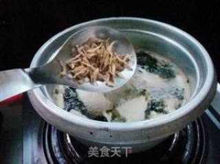 Tomato Tofu Seaweed Soup recipe