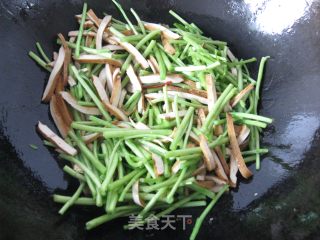 Stir-fried Dried Bean Curd with Wormwood recipe