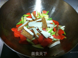 Stir-fried Carrots with Fragrant Green Garlic recipe